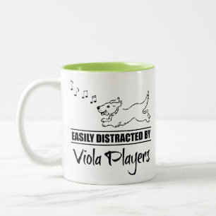 Der Hund wird von Viola Players leicht abgelenkt Zweifarbige Tasse