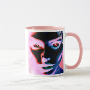 Der hypnotische Blick eines Wesens, das von anders Tasse