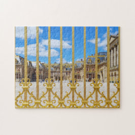 Der Innenhof des Versailles Palace durch das Tor