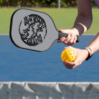 Der japanische brindle Deutsche Doggen Kreis Pickleball Schläger