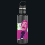 Der Joker Scrapbook lacht Edelstahlflasche<br><div class="desc">Diese Grafik erfasst den Joker in einem verstörenden Augenblick der Freude und verkörpert den chaotischen Geist und den beunruhigenden Spaß, der Gothams berüchtigtsten Bösewicht definiert. Das Bild verwendet eine lebhafte Farbpalette aus Rosa und Grün, die den ikonischen, gärlichen Anzug des Jokers und seinen unaufhörlich fröhlichen Ausdruck unterstreicht. Set vor einem...</div>