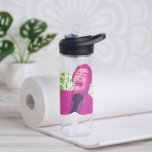 Der Joker Scrapbook lacht Trinkflasche<br><div class="desc">Diese Grafik erfasst den Joker in einem verstörenden Augenblick der Freude und verkörpert den chaotischen Geist und den beunruhigenden Spaß, der Gothams berüchtigtsten Bösewicht definiert. Das Bild verwendet eine lebhafte Farbpalette aus Rosa und Grün, die den ikonischen, gärlichen Anzug des Jokers und seinen unaufhörlich fröhlichen Ausdruck unterstreicht. Set vor einem...</div>