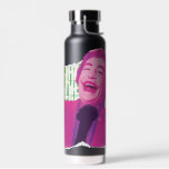Der Joker Scrapbook lacht Trinkflasche<br><div class="desc">Diese Grafik erfasst den Joker in einem verstörenden Augenblick der Freude und verkörpert den chaotischen Geist und den beunruhigenden Spaß, der Gothams berüchtigtsten Bösewicht definiert. Das Bild verwendet eine lebhafte Farbpalette aus Rosa und Grün, die den ikonischen, gärlichen Anzug des Jokers und seinen unaufhörlich fröhlichen Ausdruck unterstreicht. Set vor einem...</div>