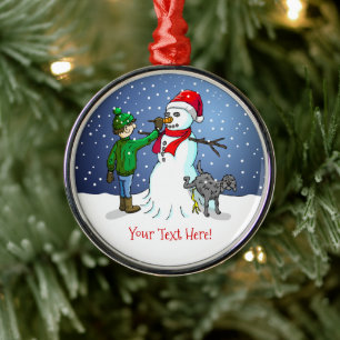 Der Junge macht einen wunderbaren Schneemann Ornament Aus Metall
