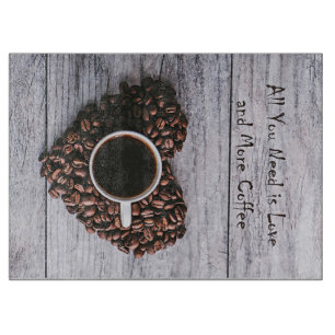 Der Kaffee ist alles, was Sie brauchen, Liebe und Schneidebrett