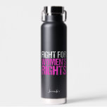 Der Kampf für die Rechte der Frau und die kühne we Trinkflasche<br><div class="desc">Kampf für gleiche Rechte für Frauen. Eine starke feministische politische Aussage für jede Frau. Forderung nach Gleichheit und Gerechtigkeit. Behalt Abtreibung legal und kämpfe für die Pro-Wahl-Gesetze. Kühne,  schwarz und rosa Feminismus Wasserflasche mit Personalisierung.</div>