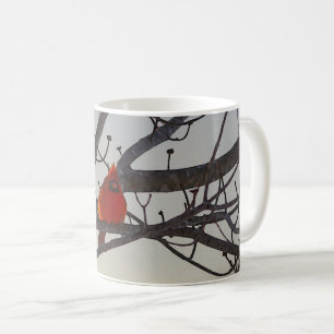 Der Kardinal in der morgendlichen Tasse des Kaffee