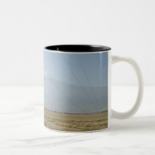 Der Kilimandscharo im Hintergrund Zweifarbige Tasse