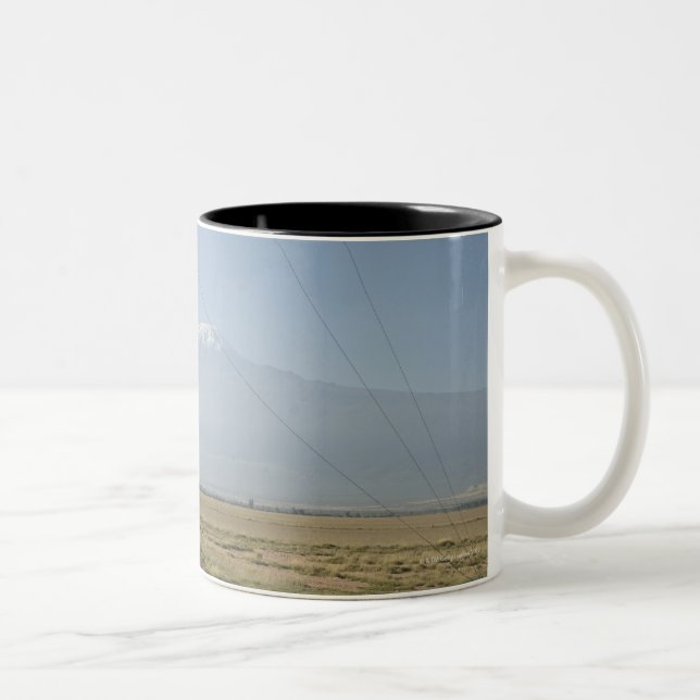 Der Kilimandscharo im Hintergrund Zweifarbige Tasse (Rechts)