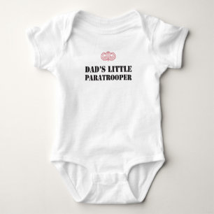 DER KLEINE FALLSCHIRMJÄGER DES VATERS BABY STRAMPLER