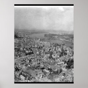 Der Kölner Dom steht unbeschädigt_War Image Poster