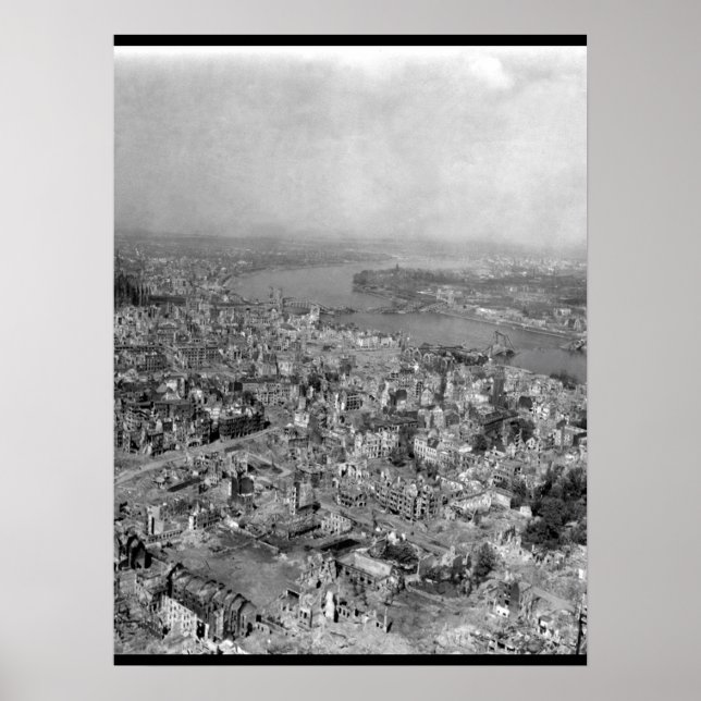 Der Kölner Dom steht unbeschädigt_War Image Poster (Vorne)