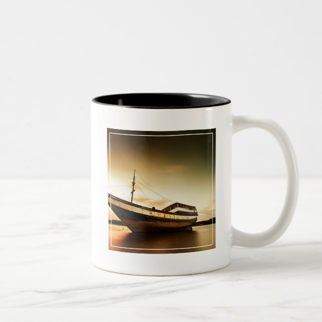 Der Körper alten Schiffs | Bali, Indonesien Zweifarbige Tasse (Rechts)