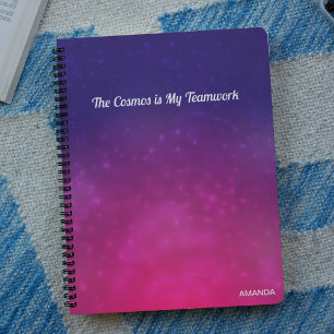 Der Kosmos ist mein Teamwork Zitat l Pink & Lila Notizbuch