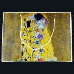 Der Kuss, Gustav Klimt Große Geschenktüte<br><div class="desc">Gustav Klimt (14. Juli 1862 - 6. Februar 1918) war ein österreichischer symbolischer Maler und einer der prominentesten Mitglieder der Wiener Sezessionsbewegung. Klimt ist bekannt für seine Gemälde, Wandmalereien, Skizzen und andere Kunstgegenstände. Neben seinen figurativen Werken, die Allegorien und Portraits enthalten, malte er Landschaften. Unter den Künstlern der Wiener Sezession...</div>