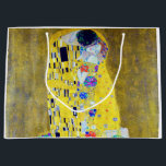 Der Kuss, Gustav Klimt Große Geschenktüte<br><div class="desc">Gustav Klimt (14. Juli 1862 - 6. Februar 1918) war ein österreichischer symbolischer Maler und einer der prominentesten Mitglieder der Wiener Sezessionsbewegung. Klimt ist bekannt für seine Gemälde, Wandmalereien, Skizzen und andere Kunstgegenstände. Neben seinen figurativen Werken, die Allegorien und Portraits enthalten, malte er Landschaften. Unter den Künstlern der Wiener Sezession...</div>
