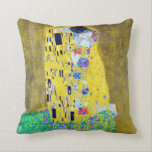 Der Kuss, Gustav Klimt Kissen<br><div class="desc">Gustav Klimt (14. Juli 1862 - 6. Februar 1918) war ein österreichischer symbolischer Maler und einer der prominentesten Mitglieder der Wiener Sezessionsbewegung. Klimt ist bekannt für seine Gemälde, Wandmalereien, Skizzen und andere Kunstgegenstände. Neben seinen figurativen Werken, die Allegorien und Portraits enthalten, malte er Landschaften. Unter den Künstlern der Wiener Sezession...</div>