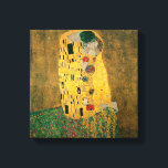 Der Kuss von Gustav Klimt Leinwanddruck<br><div class="desc">Der Kuss (Liebhaber) wurde zwischen 1908 und 1909 vom österreichischen Symbolik-Maler Gustav Klimt gemalt, dem Höhepunkt seiner "Goldenen Periode", als er eine Reihe von Werken in einem ähnlich vergoldeten Stil malte. Die Leinwand ist ein perfekter Platz, sie zeigt ein Paar, das sich umgibt, ihre Körper sind in kunstvollen Gewölben verstrickt,...</div>