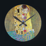 Der Kuss von Gustav Klimt Runde Wanduhr<br><div class="desc">Der Kuss (1907-1908). Künstler: Gustav Klimt (1862-1918). Der Kuss ist wahrscheinlich das bekannteste Werk von Gustav Klimt. 1907 begann er mit der Arbeit an der "Goldenen Periode" und sie ist der Höhepunkt seiner so genannten "Goldenen Periode". Der Kiss ist ein Vintages Viktorianisches Era-Symbolismus, das eine Liebe und Romantik mit einem...</div>