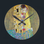 Der Kuss von Gustav Klimt Runde Wanduhr<br><div class="desc">Der Kuss (1907-1908). Künstler: Gustav Klimt (1862-1918). Der Kuss ist wahrscheinlich das bekannteste Werk von Gustav Klimt. 1907 begann er mit der Arbeit an der "Goldenen Periode" und sie ist der Höhepunkt seiner so genannten "Goldenen Periode". Der Kiss ist ein Vintages Viktorianisches Era-Symbolismus, das eine Liebe und Romantik mit einem...</div>