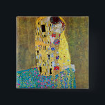 Der Kuss von Gustav Klimt, Vintager Jugendstil Button<br><div class="desc">Der Kuss (Der Kuss) (1907/08) von Gustav Klimt ist wahrscheinlich sein berühmtestes Werk. Klimt begann seine Arbeit im Jahre 1907 und ist der Höhepunkt seiner so genannten Goldenen Periode. Der Kiss ist ein Vintages Viktorianisches Era-Symbolismus, das eine Liebe und Romantik mit einem romantischen Paar in verschiedenen Goldtönen, Symbolen und Mustern...</div>