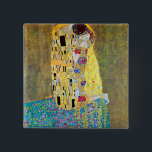 Der Kuss von Gustav Klimt, Vintager Jugendstil Button<br><div class="desc">Der Kuss (Der Kuss) (1907/08) von Gustav Klimt ist wahrscheinlich sein berühmtestes Werk. Klimt begann seine Arbeit im Jahre 1907 und ist der Höhepunkt seiner so genannten Goldenen Periode. Der Kiss ist ein Vintages Viktorianisches Era-Symbolismus, das eine Liebe und Romantik mit einem romantischen Paar in verschiedenen Goldtönen, Symbolen und Mustern...</div>