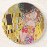 Der Kuss von Gustav Klimt, Vintager Jugendstil Getränkeuntersetzer<br><div class="desc">Das ultimative Gemälde der Liebe, ein wunderschönes Design zum Valentinstag! Der Kuss (Detail) (1907-1908) von Gustav Klimt ist ein Vintager Viktorianischer Epos-Symbolismus feine Kunst-Liebe und Romantik-Gemälde mit einem romantischen Paar in verschiedenen Goldtönen, Mustern und Symbolen, die einen Kuss vor einem Bronzestand teilen. Über den Künstler: Gustav Klimt (1862-1918) war ein...</div>