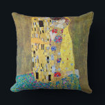 Der Kuss von Gustav Klimt, Vintager Jugendstil Kissen<br><div class="desc">Der Kuss (Der Kuss) (1907/08) von Gustav Klimt ist wahrscheinlich sein berühmtestes Werk. Klimt begann seine Arbeit im Jahre 1907 und ist der Höhepunkt seiner so genannten Goldenen Periode. Der Kiss ist ein Vintages Viktorianisches Era-Symbolismus, das eine Liebe und Romantik mit einem romantischen Paar in verschiedenen Goldtönen, Symbolen und Mustern...</div>