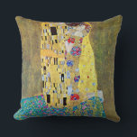 Der Kuss von Gustav Klimt, Vintager Jugendstil Kissen<br><div class="desc">Der Kuss (Der Kuss) (1907/08) von Gustav Klimt ist wahrscheinlich sein berühmtestes Werk. Klimt begann seine Arbeit im Jahre 1907 und ist der Höhepunkt seiner so genannten Goldenen Periode. Der Kiss ist ein Vintages Viktorianisches Era-Symbolismus, das eine Liebe und Romantik mit einem romantischen Paar in verschiedenen Goldtönen, Symbolen und Mustern...</div>