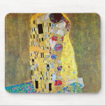 Der Kuss von Gustav Klimt, Vintager Jugendstil Mousepad<br><div class="desc">Der Kuss (Der Kuss) (1907/08) von Gustav Klimt ist wahrscheinlich sein berühmtestes Werk. Klimt begann seine Arbeit im Jahre 1907 und ist der Höhepunkt seiner so genannten Goldenen Periode. Der Kiss ist ein Vintages Viktorianisches Era-Symbolismus, das eine Liebe und Romantik mit einem romantischen Paar in verschiedenen Goldtönen, Symbolen und Mustern...</div>