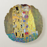 Der Kuss von Gustav Klimt, Vintager Jugendstil Rundes Kissen<br><div class="desc">Der Kuss (Der Kuss) (1907/08) von Gustav Klimt ist wahrscheinlich sein berühmtestes Werk. Klimt begann seine Arbeit im Jahre 1907 und ist der Höhepunkt seiner so genannten Goldenen Periode. Der Kiss ist ein Vintages Viktorianisches Era-Symbolismus, das eine Liebe und Romantik mit einem romantischen Paar in verschiedenen Goldtönen, Symbolen und Mustern...</div>