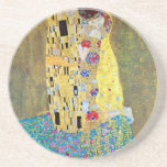 Der Kuss von Gustav Klimt, Vintager Jugendstil Sandstein Untersetzer<br><div class="desc">Der Kuss (Der Kuss) (1907/08) von Gustav Klimt ist wahrscheinlich sein berühmtestes Werk. Klimt begann seine Arbeit im Jahre 1907 und ist der Höhepunkt seiner so genannten Goldenen Periode. Der Kiss ist ein Vintages Viktorianisches Era-Symbolismus, das eine Liebe und Romantik mit einem romantischen Paar in verschiedenen Goldtönen, Symbolen und Mustern...</div>
