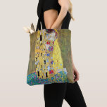 Der Kuss von Gustav Klimt, Vintager Jugendstil Tasche<br><div class="desc">Schöne Tote-Taschen im Überdruck! Erhältlich in zwei Stilen und zwei Größen! Der Kuss (Der Kuss) (1907/08) von Gustav Klimt ist wahrscheinlich sein berühmtestes Werk. Klimt begann seine Arbeit im Jahre 1907 und ist der Höhepunkt seiner so genannten Goldenen Periode. Der Kiss ist ein Vintages Viktorianisches Era-Symbolismus, das eine Liebe und...</div>