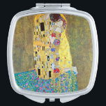 Der Kuss von Gustav Klimt, Vintager Jugendstil Taschenspiegel<br><div class="desc">Der Kuss (Der Kuss) (1907/08) von Gustav Klimt ist wahrscheinlich sein berühmtestes Werk. Klimt begann seine Arbeit im Jahre 1907 und ist der Höhepunkt seiner so genannten Goldenen Periode. Der Kiss ist ein Vintages Viktorianisches Era-Symbolismus, das eine Liebe und Romantik mit einem romantischen Paar in verschiedenen Goldtönen, Symbolen und Mustern...</div>