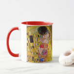Der Kuss von Gustav Klimt, Vintager Jugendstil Tasse<br><div class="desc">Das ultimative Gemälde der Liebe, ein wunderschönes Design zum Valentinstag! Der Kuss (Detail) (1907-1908) von Gustav Klimt ist ein Vintager Viktorianischer Epos-Symbolismus feine Kunst-Liebe und Romantik-Gemälde mit einem romantischen Paar in verschiedenen Goldtönen, Mustern und Symbolen, die einen Kuss vor einem Bronzestand teilen. Über den Künstler: Gustav Klimt (1862-1918) war ein...</div>