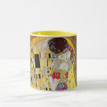 Der Kuss von Gustav Klimt, Vintager Jugendstil Tasse<br><div class="desc">Der Kuss (Der Kuss) (1907/08) von Gustav Klimt ist wahrscheinlich sein berühmtestes Werk. Klimt begann seine Arbeit im Jahre 1907 und ist der Höhepunkt seiner so genannten Goldenen Periode. Der Kiss ist ein Vintages Viktorianisches Era-Symbolismus, das eine Liebe und Romantik mit einem romantischen Paar in verschiedenen Goldtönen, Symbolen und Mustern...</div>