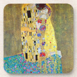 Der Kuss von Gustav Klimt, Vintager Jugendstil Untersetzer<br><div class="desc">Der Kuss (Der Kuss) (1907/08) von Gustav Klimt ist wahrscheinlich sein berühmtestes Werk. Klimt begann seine Arbeit im Jahre 1907 und ist der Höhepunkt seiner so genannten Goldenen Periode. Der Kiss ist ein Vintages Viktorianisches Era-Symbolismus, das eine Liebe und Romantik mit einem romantischen Paar in verschiedenen Goldtönen, Symbolen und Mustern...</div>