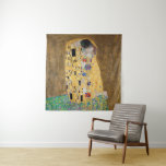 Der Kuss von Gustav Klimt Wandteppich<br><div class="desc">Der Kuss von Gustav Klimt Der Kuss ist ein Ölgemälde mit Goldblatt, Silber und Platin vom österreichischen Symbolik-Maler Gustav Klimt. Es wurde irgendwann in den Jahren 1907 und 1908 gemalt, auf dem Höhepunkt dessen, was Gelehrte seine "Goldene Periode" nennen. Mit schimmernden Goldtönen, stilisierten Formen und sentimentaler Ikonographie verzaubert der Kiss...</div>