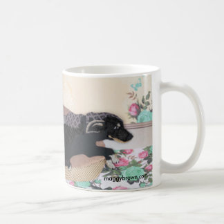 Der Labrador des ambulanten Händlers und Kaffeetasse