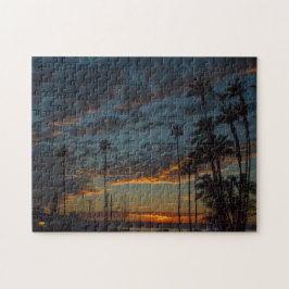 Der lebendige Sonnenuntergang San Diego mit Palmen