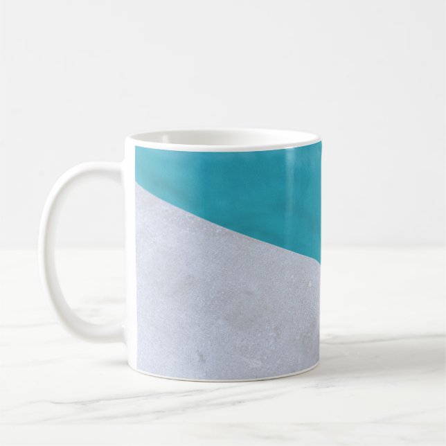 Der leere graue Boden am Pool Kaffeetasse (Links)