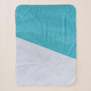 Der leere graue Boden am Pool Sherpadecke