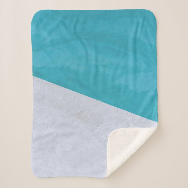 Der leere graue Boden am Pool Sherpadecke (Vorderseite)