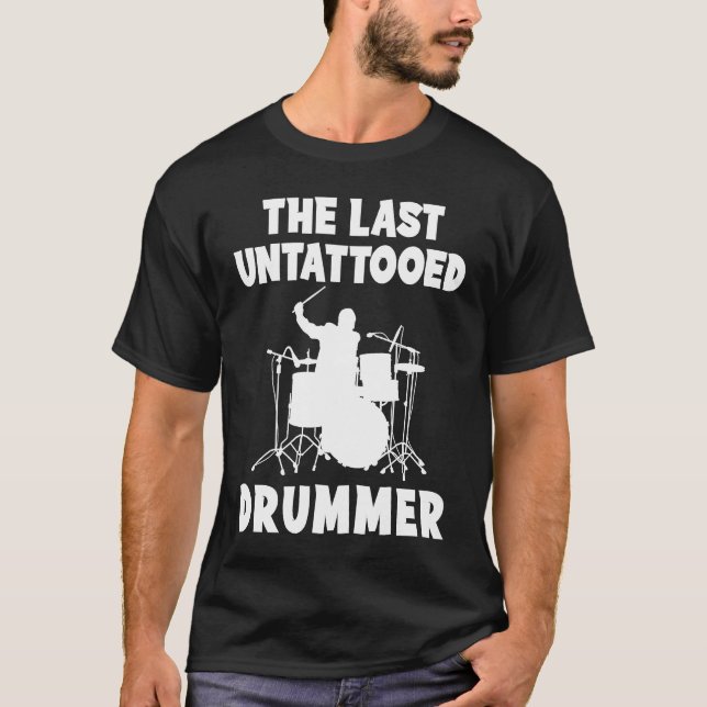 Der letzte untätowierte Trommler-Hahnenschwanz mit T-Shirt (Vorderseite)