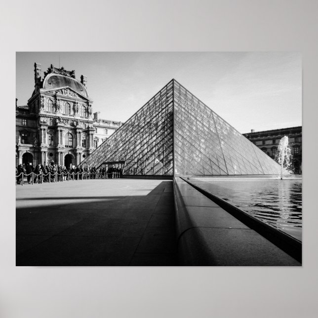Der Louvre in BW Poster (Vorne)