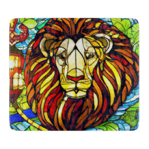 Der Löwe aus Buntglas sieht aus. Hell und kühn. Schneidebrett