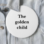 Der lustige große Round Button "The golden child"<br><div class="desc">Das ist ein lustiger,  sehr großer,  runder Knopf mit der humorvollen Botschaft in schwarzem Text,  die "Das goldene Kind" liest. Das ist ein Zitat mit Familienthemen,  das sicher ein paar Lachen bringen wird. Ideal für die nächste Ansammlung und groß genug,  um bemerkt zu werden.</div>