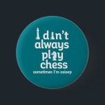 Der lustige Schachspieler, den ich nicht immer Sch Button<br><div class="desc">Ich spiele nicht immer Schach. Manchmal schlafe ich. Vintages Schachspielerdesign für diejenigen,  die Schach spielen Liebe. Coole strategische Brettspiele für Schachfreunde und Schachklubmitglieder. Ideal für Nerd und Geeks,  die an einem Schachspiel,  einem Schachturnier oder einem Schachwettbewerb teilnehmen. Großartiges Weihnachtsgeschenk und Geburtstagsgeschenk für Familie und Freunde.</div>