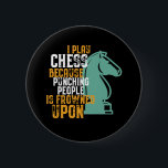 Der lustige Schachspieler, der Leute anpeitscht, i Button<br><div class="desc">Ich spiele Schach, weil das Stöbern von Leuten durch Brettspiel erstarrt ist. Vintages Schachspielerdesign für Schachfreunde und Schachklubmitglieder. Dieses coole Spieleboardprodukt eignet sich hervorragend für Schachspiele, Schachturniere oder Schachwettkämpfe. Trage dies, um deinen Schachmatt-Sieg gegen deinen Gegner zu feiern. Große Weihnachtsgeschenke und Geburtstagsgeschenk für Sohn, Tochter, Bruder, Schwester, Enkel oder Enkelin,...</div>