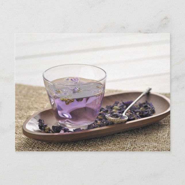 Der Mallow Kräutertee, den eine Glastasse enthält, Postkarte (Vorderseite)